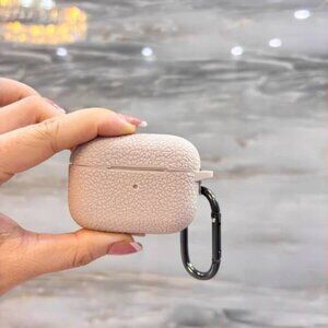 Minimal Textured Earbud Case w/ Clip – Soft Neutral Tone